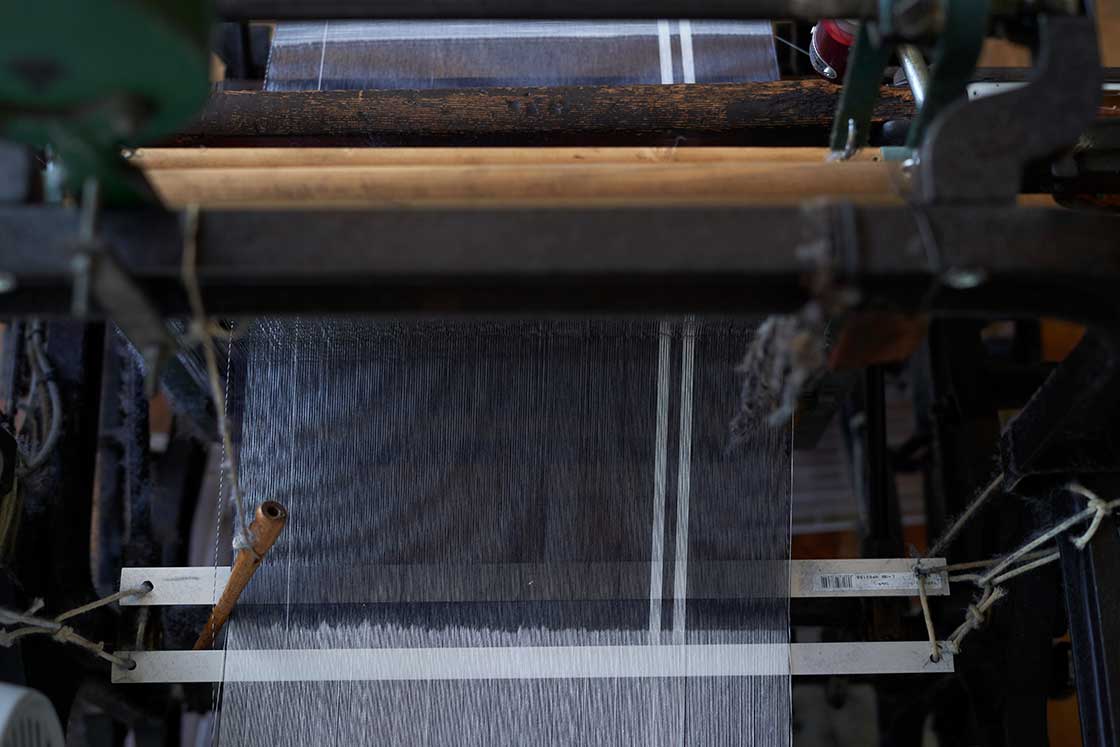 織っている最中の会津木綿の生地