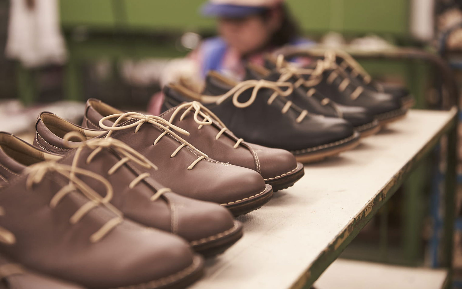 歩きやすく、疲れにくい革靴を。靴職人の理想を形にした「SLOW FACTORY」の日常靴