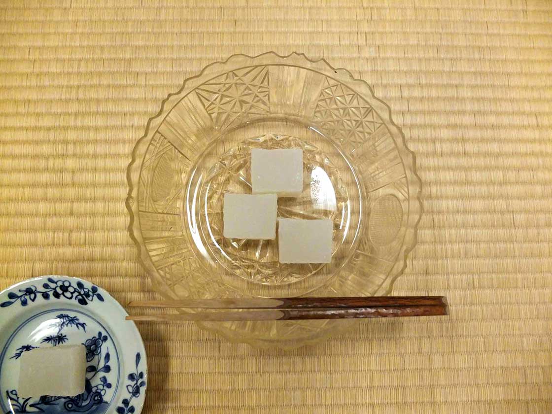 菓子鉢は涼しげな江戸切子の器。江戸時代に作られたものだそうです