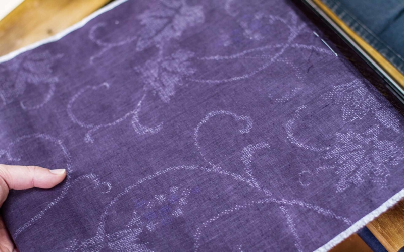 スーパーセール期間限定 手紡ぎ布 天然染料で織られた布に絞りのモチーフが描かれた布