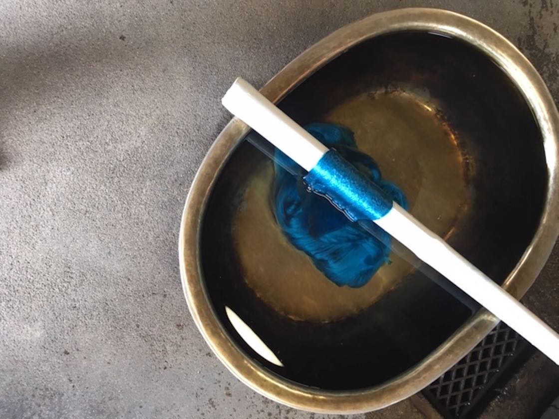 水洗いと空気に触れる工程を繰り返すと美しい藍色が現れる