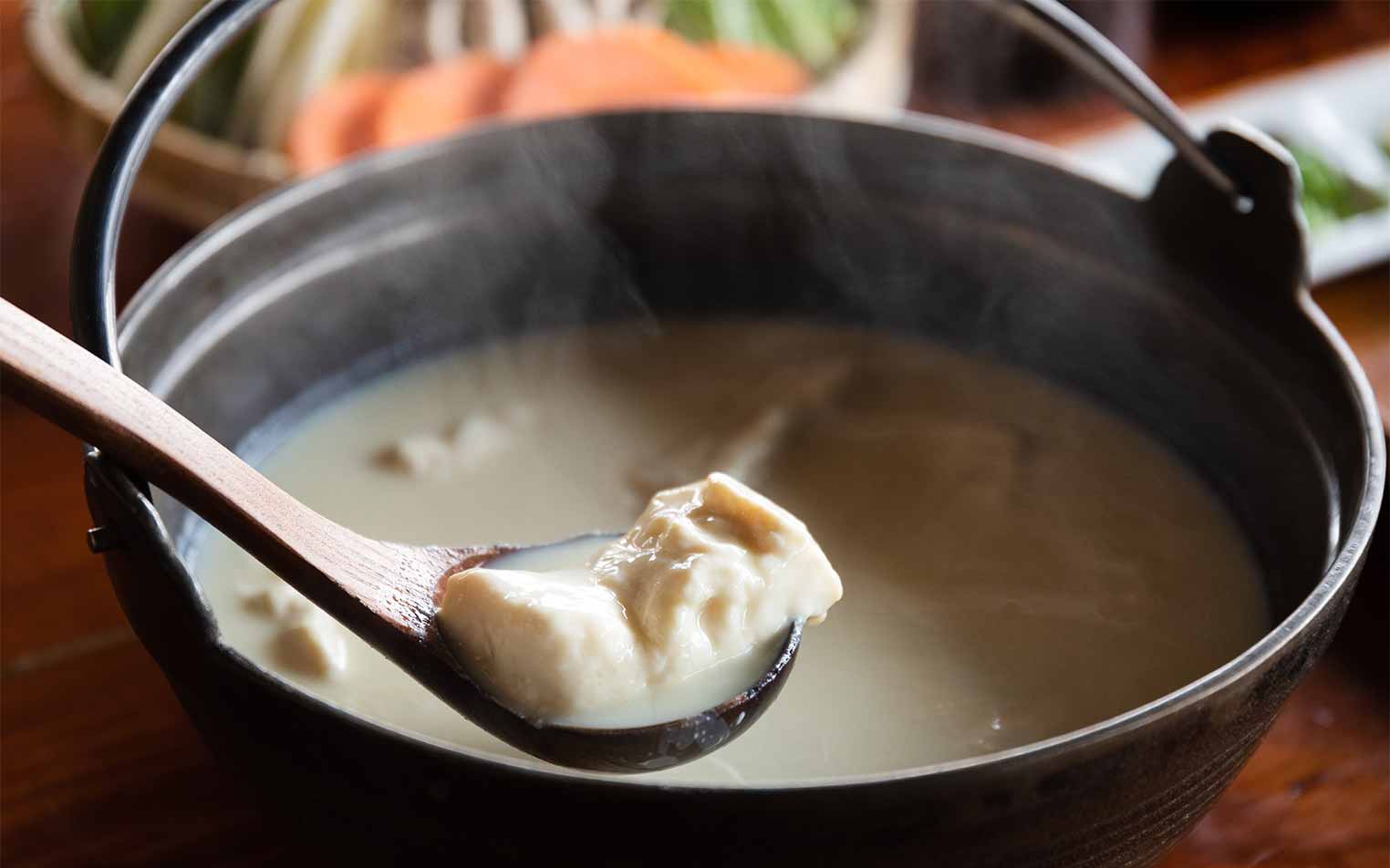 ふわりととろけてクリーミー。ひと鍋で3度おいしい、佐賀・嬉野の郷土食“温泉湯豆腐”。
