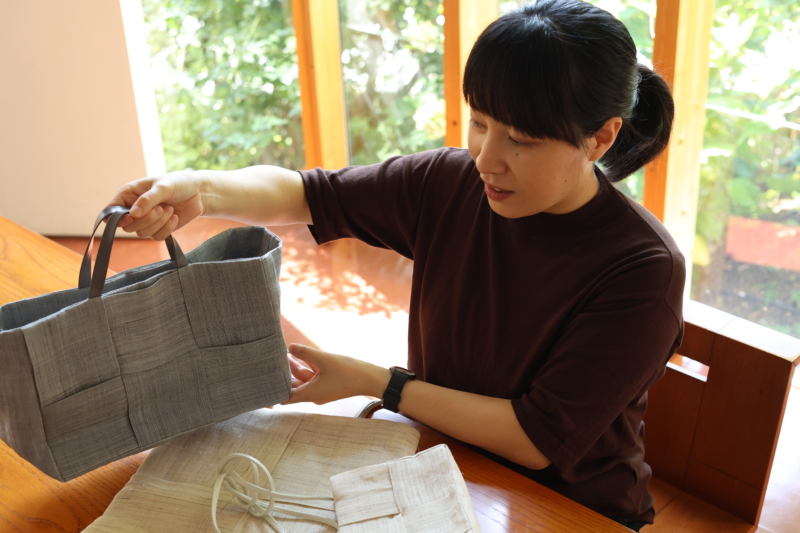 夏のおでかけバッグから紐解く、中川政七商店と手績み手織り麻 | 中川 
