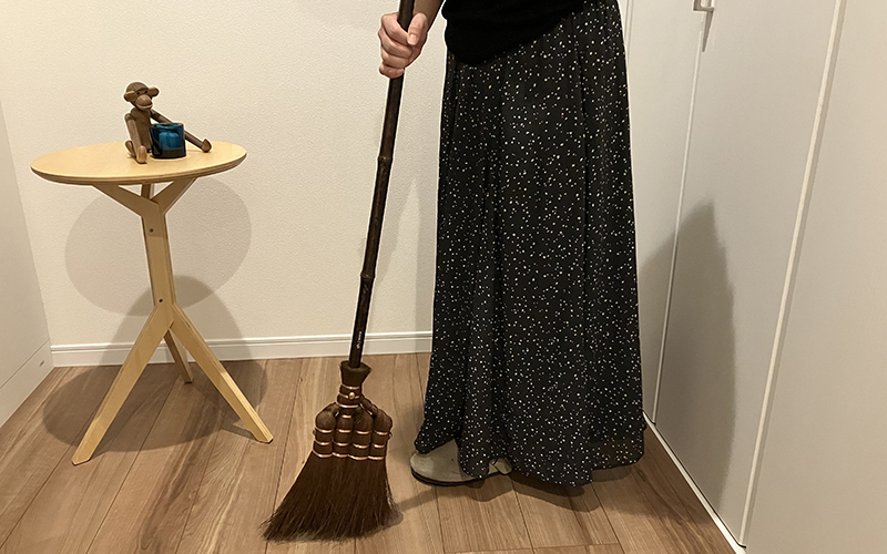 【わたしの好きなもの】コンパクトな生活サイズにもぴったりの小回りが利く棕櫚箒「Broom Craft 4玉ミドル」