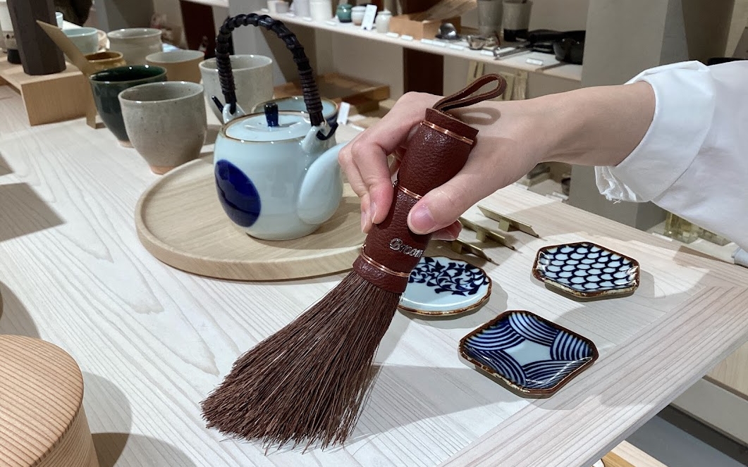 掃除が楽しく、快適になる卓上ほうき。Broom Craft「国産棕櫚手帚」【スタッフが使ってみました】