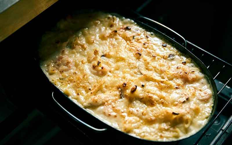 料理研究家・ツレヅレハナコさんがつくる、「魚焼きグリルが汚れない鉄のグリル皿」を使ったレシピ